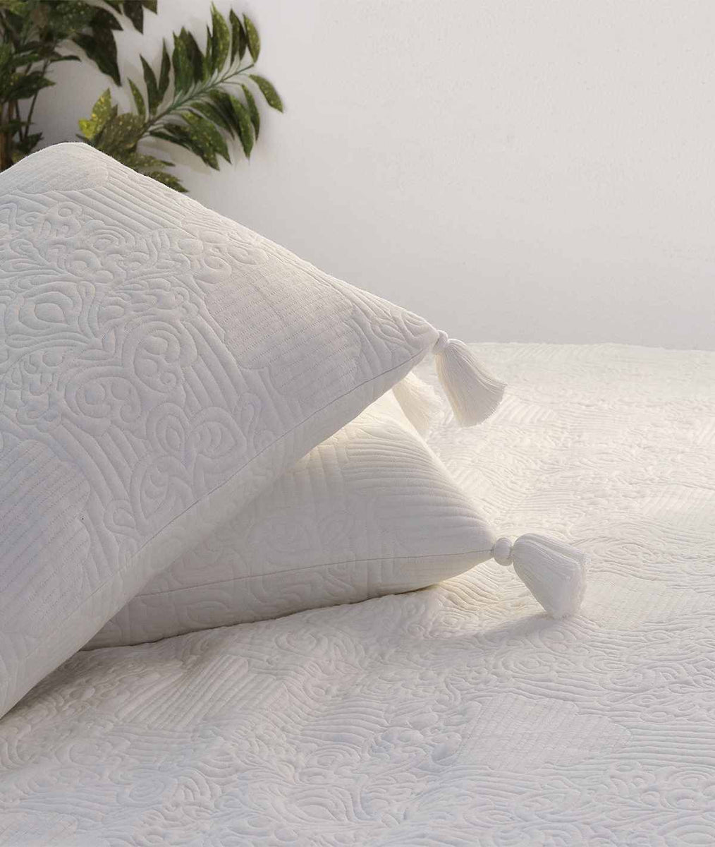 Antique Ivory Color 100 Cotton Knitted King Size Bed Cover with 2 Pil