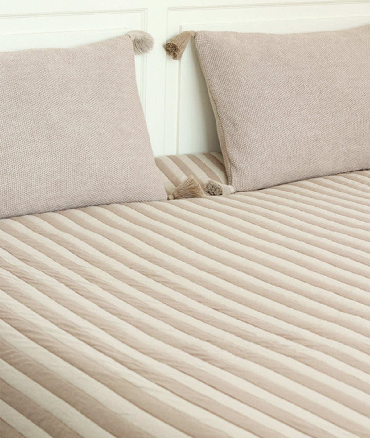 Highs & Lows Stone & Pale Whisper 100% Cotton Knitted With Polyester Filled King Size Bed Cover With 2 Pillow Covers (Set of 3Pcs)