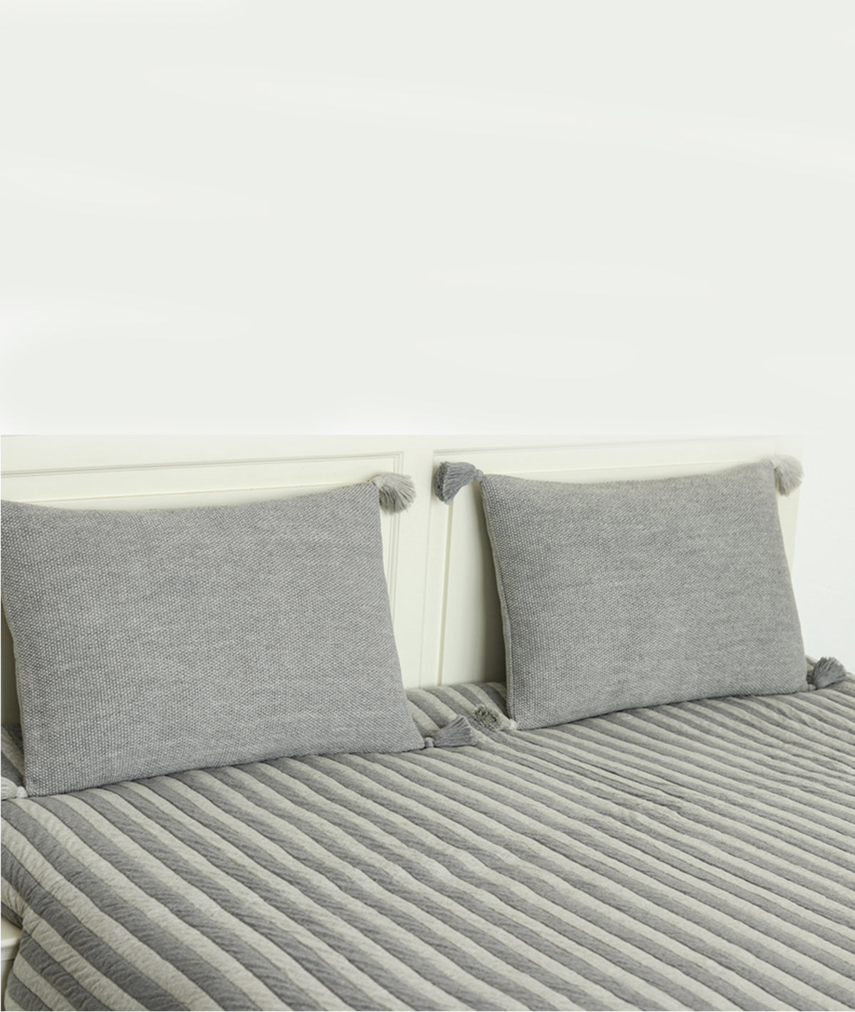 Highs & Lows Light Grey Melange & Vanila Grey Melange 100% Cotton Knitted With Polyester Filled King Size Bed Cover With 2 Pillow Covers (Set of 3Pcs)