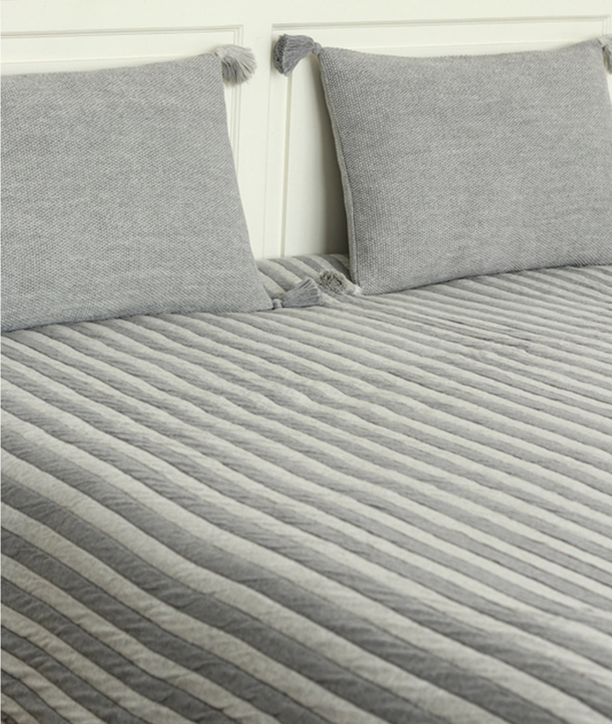 Highs & Lows Light Grey Melange & Vanila Grey Melange 100% Cotton Knitted With Polyester Filled King Size Bed Cover With 2 Pillow Covers (Set of 3Pcs)