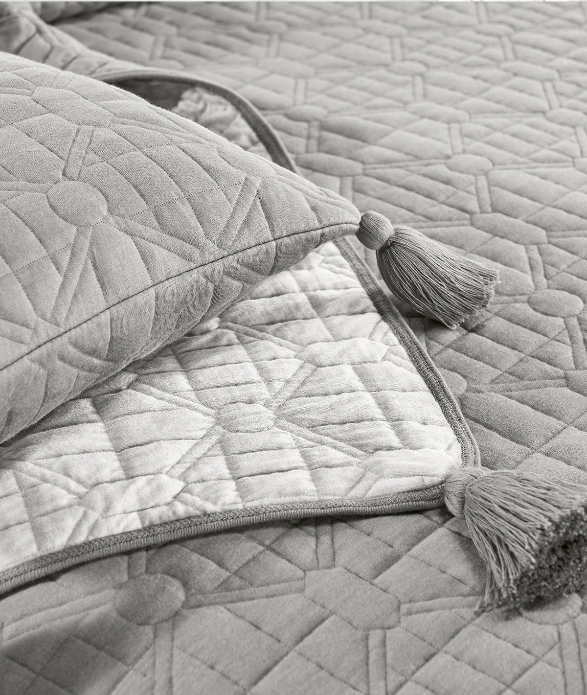 Diamond Linked Vanilla Grey Melange & Natural 100% Cotton Knitted With Polyester Filled King Size Bed Cover With 2 Pillow Covers and 3 Cushion Covers (Set Of 6)